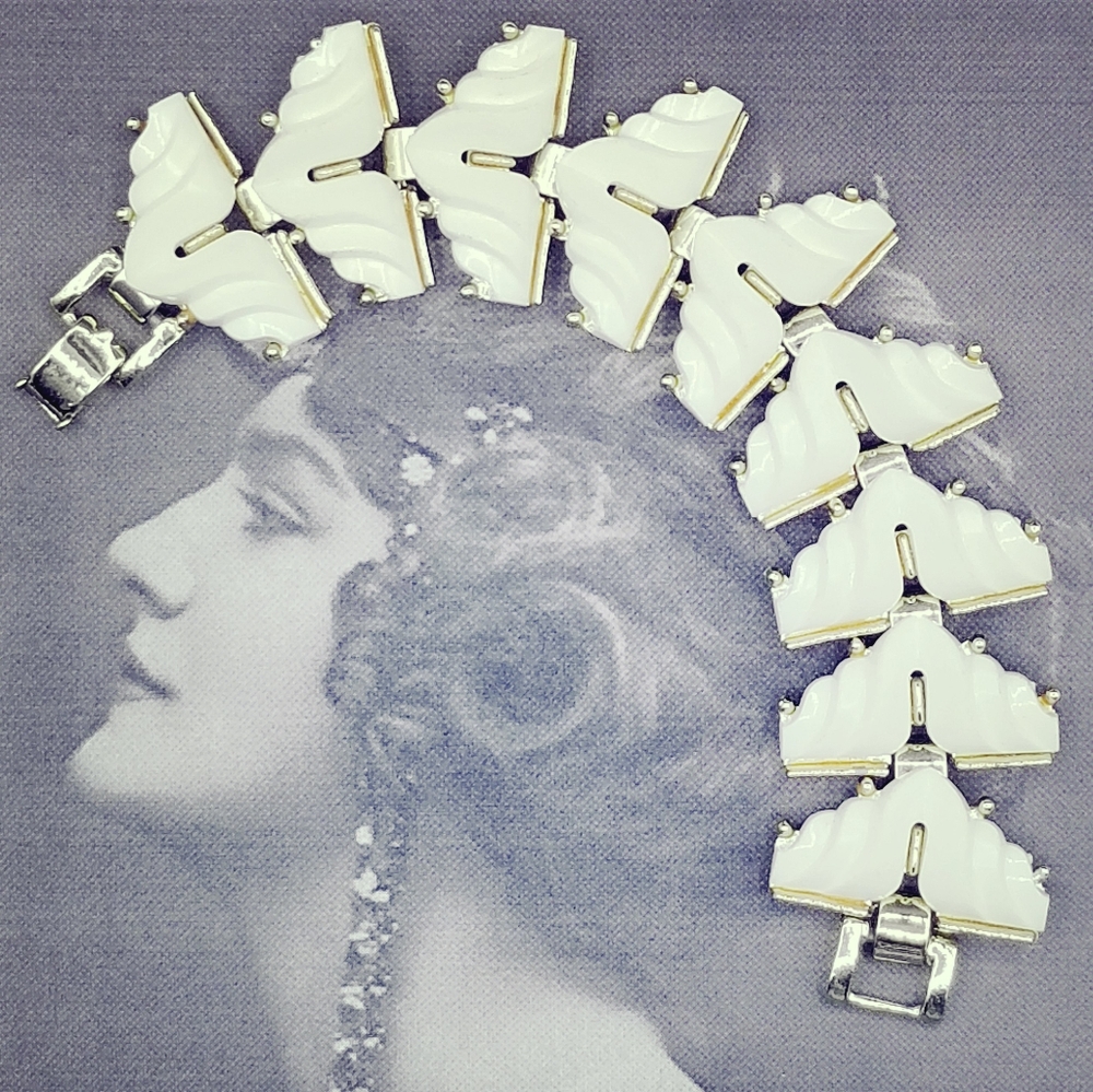Vintage chunky white thermoset gold tone bracelet